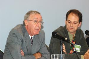 Dr. John Stone et John Crump  répondant aux questions des participants après leurs exposés.