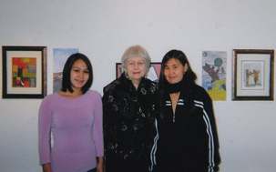Beth McKenty (au centre) lors de l’exposition 2008.
