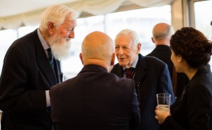 Parmi les invités à une réception organisée au Parlement britannique, le 30 avril 2014, marquant la fête bahá’íe du Ridván se trouvaient lord Hylton – à gauche sur la photo – et lord Avebury, deuxième à droite sur la photo.