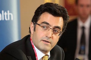 Maziar Bahari, un célèbre cinéaste et journaliste iranien qui a produit le film documentaire To Light a Candle (Allumer une bougie). Ce dernier analyse la persécution systématique de la communauté bahá’íe en Iran. Photo de courtoisie du Bureau des Affaires étrangères et du Commonwealth