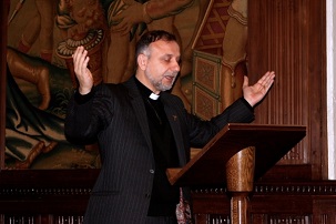 Le révérend Nadim Nassar priant pour la libération des sept responsables bahá’ís iraniens emprisonnés, à l’abbaye de Westminster, à Londres, le 27 mai 2014. Le révérend Nassar est le directeur et le co-fondateur de Awareness Foundation (Fondation de conscience), qui a pour but d’encourager les chrétiens à être des forces d’amour et de paix pour contrer l’intolérance et l’agression.