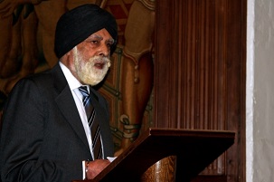 Le baron Singh de Wimbledon – éminent sikh britannique et membre de la chambre des Lords – partageant quelques réflexions sur sa tradition religieuse à une réunion commémorative spéciale à l’abbaye de Westminster, le 27 mai 2014 ; réunion qui a marqué le sixième anniversaire de l’emprisonnement de sept anciens responsables bahá’ís iraniens