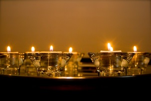 Sept bougies ont été allumées par les représentants des principales religions du Royaume-Uni à l’abbaye de Westminster, chacune d’elle représentant l’un des responsables bahá’ís emprisonnés en Iran.