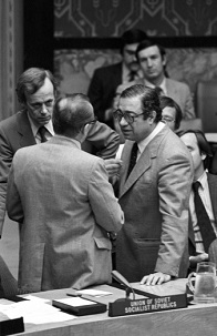 M. Clovis Maksoud, à droite sur une photo de 1982, en conversation à l’ONU quand il était ambassadeur de la Ligue des États arabes. (Photo ONU/Yutaka Nagata)