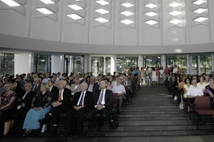 Une réunion de prière à la maison d’adoration bahá’íe européenne, à Langenhain, en Allemagne, a eu lieu le jeudi 3 juillet 2014, marquant le 50e anniversaire de l’inauguration du temple. D’éminentes personnalités religieuses et politiques faisaient partie des invités, tout comme l’architecte du bâtiment, Teuto Rocholl.