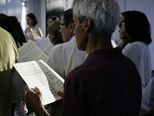 Le jeudi 3 juillet, une chorale locale de Langenhain a chanté un programme musical dévotionnel dans la maison d’adoration bahá’íe européenne, au cours d’un rassemblement spécial marquant le 50e°anniversaire de l’inauguration du temple. La chorale, appelée The 1844 Gesangsverein Langenhain e.V, a été créée en 1844, la même année que la foi bahá’íe