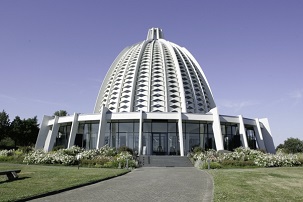 La première maison d’adoration bahá’íe européenne, à Langenhain en Allemagne, a été inaugurée le 4 juillet 1964. Aujourd’hui, six autres maisons d’adoration bahá’íes sont édifiées dans le monde : en Australie, en Inde, au Panama, en Ouganda, aux États-Unis et aux Samoa occidentales. Une autre maison d’adoration continentale est actuellement en construction à Santiago, au Chili.