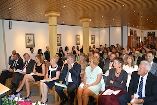 Quelque 100 invités – dont des politiciens et des représentants de groupes religieux et de la société civile – réunies au centre national bahá’í du Luxembourg, le 26 juin.