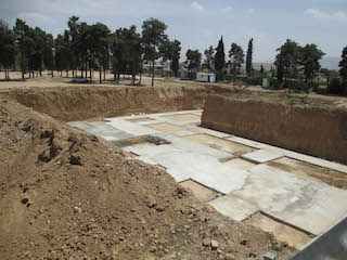 Le projet de construction d’un complexe sportif et culturel à la place d’un cimetière bahá’í a repris avec le coulage de béton sur le site où les tombes des bahá’ís ont été excavées afin de couler les fondations de la construction. La démolition du cimetière, qui a commencé fin avril, avait temporairement cessé après que les médias internationaux ont fait état de la profanation et que d’autres gouvernements ont exprimé leur préoccupation.