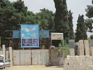 Une affiche à l’entrée du cimetière fournit des images de la construction prévue par les gardiens de la révolution ; le complexe sportif et culturel comprendra une bibliothèque, une mosquée, un restaurant, un théâtre, un centre de soins pour enfants et une salle de sport.