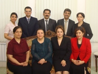Une photographie de bahá'ís de tout l'Iran qui ont été arrêtés en 2012 et ont tous été jugés en même temps à Yazd.