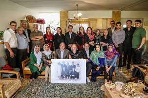 Des iraniens influents, des militants des droits de l’homme, des journalistes et un éminent chef religieux réunis dans une démonstration de solidarité sans précédent pour commémorer le sixième anniversaire de l’emprisonnement de sept anciens responsables bahá’ís en Iran. L’ayatollah Abdol-Hamid Masoumi-Tehrani est assis au premier rang, troisième en partant de la droite.