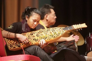 Les participants venus de toute la Malaisie et de Singapour partageant leurs talents musicaux au premier Festival de musique bahá’í et à la Merdeka Unity Devotional (réunion de prière Merdeka pour l’unité), qui s’est tenu du 29 au 31 août à Subang Jaya.