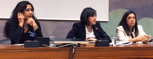 Mahnaz Parakand, Simin Fahandej et Diane Ala’i (de gauche à droite), prenant la parole le 15 septembre, lors de la présentation du nouveau rapport Promesses non tenues à Genève. Mme Parakand a aidé à défendre, au cours de leur procès de 2010, les sept responsables bahá’ís iraniens emprisonnés. Mme Fahandej et Mme Ala’i sont des représentantes de la Communauté internationale bahá’íe auprès des Nations unies à Genève.