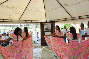 Des jeunes exécutant une danse traditionnelle de la région