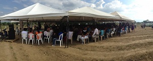 Quelque 500 personnes se sont rassemblées sous des tentes pour le dévoilement du projet de la maison d’adoration locale bahá’íe, l’une des sept qui seront construites dans les années à venir.