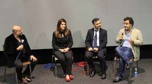 Un panel de discussion à l’Hackney Picturehouse, à Londres, suite à la première projection au Royaume-Uni du documentaire To Light a Candle (Allumer une bougie). Sur la photo, de gauche à droite : le comédien Omid Djalili, l’étudiant iranien Baharan Karamzadeh, l’avocat international des droits de l’homme Payam Akhavan, et le cinéaste Maziar Bahari.