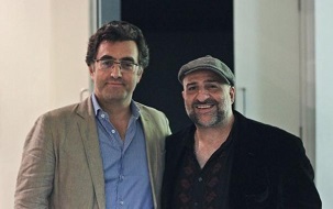 Le journaliste Maziar Bahari avec le comédien Omid Djalili à la première britannique du film de M. Bahari, To Light a Candle (Allumer une bougie), le 12 septembre 2014.