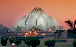 La maison d’adoration bahá’íe à New Delhi, en Inde. Environ 70 millions de personnes ont été accueillies en ses murs depuis son ouverture, il y a 25 ans, ce qui en fait l’un des bâtiments les plus visités au monde. Le temple est aussi actuellement mis en valeur dans la campagne « Incredible India », la stratégie internationale du gouvernement indien pour mettre en avant la diversité culturelle et les réalisations spéciales du pays.