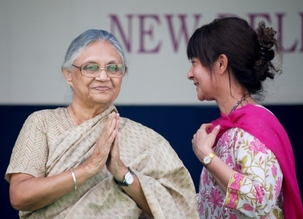 La ministre en chef de Delhi, Mme Sheila Dikshit - à gauche sur la photo – saluant plus de 5 000 visiteurs, rassemblés pour les célébrations du 25ème anniversaire de la maison d’adoration bahá’íe, les 11 et 12 novembre 2011. Elle est accueillie sur scène par Naznene Rohani, la secrétaire de l’Assemblée spirituelle nationale des bahá’ís d’Inde.