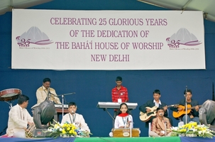 Un groupe du lycée New Era à Panchgani, Maharashtra, offrant un programme musical de dévotion lors des célébrations du 25ème anniversaire de la maison d’adoration bahá’íe à New Delhi.