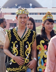 Près de 60 pays étaient représentés aux festivités du jubilé d’argent de la maison d’adoration bahá’íe à New Delhi, les 11 et 12 novembre 2011, qui se sont terminées par un défilé des nations représentées. Sur la photo, des visiteurs d’Indonésie en costume traditionnel.