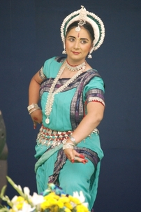 Une danseuse traditionnelle de l’État d’Odisha, situé sur la côte est de l’Inde, se produisant lors des célébrations du 25ème anniversaire de la maison d’adoration bahá’íe à New Delhi, les 11 et 12 novembre 2011.