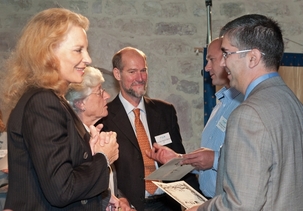 Jalal Hatami, secrétaire général adjoint de la Communauté internationale bahá’íe – à droite – parle avec Son Altesse royale la princesse Michael de Kent à l’inauguration de Green Pilgrimage Network. Derrière eux, de gauche à droite, se tiennent Sara Morrison, vice-présidente du WWF ; Martin Palmer, secrétaire général de Alliance of Religions and Conservation ; et Danny Ronen, directeur général de l’Office du tourisme de Haïfa. Photo : ARC/Katia Marsh.