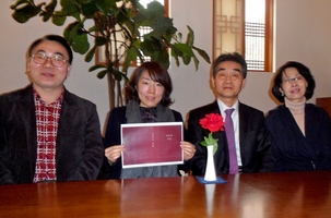 Parmi les bahá’ís supervisant la publication de Florilège des Écrits de Bahá’u’lláh en coréen figurent, de gauche à droite, Won Pill Jung, So Jeong Park, Young Kyung Kim et Hee Jin Koo.