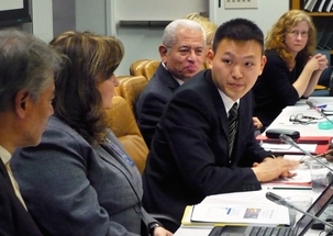 Ming Hwee Chong, au centre, représentant de la Communauté internationale bahá’íe au Nations unies, s’adressant à un groupe de discussion qui s’est tenu aux Nations unies dans le cadre de la session annuelle de la Commission pour le développement social. Jomo Kwame Sundaram, sous-secrétaire général au développement économique, se trouve à l’extrême gauche.