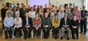 Des délégués et les membres de la nouvelle Assemblée spirituelle nationale à la convention nationale des bahá’ís de la Norvège qui s’est tenue les 28 et 29 avril 2012.
