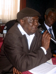 L’ancien Premier Ministre Kinto Musoke participant au débat à la suite de la première du film