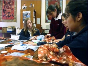 Des étudiants de l’Ecole Internationale Maxwell, en train de réaliser un couvre-lit sur le thème des vertus, qui sera vendu aux enchères au profit d’une œuvre de charité