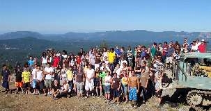 Les étudiants de Maxwell de la 5ème à la 1ère, participant au  grand nettoyage canadien de Shortline, en train de trier les déchets récupérés par leurs soins pour le recyclage