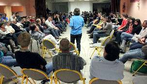 Régine Faranpour, directrice de la campagne d’études Blois 2009, a accueilli chaleureusement l’ensemble des participants, jeunes et adultes, lors de la soirée de bienvenue et de présentation du séjour du samedi 26 décembre.