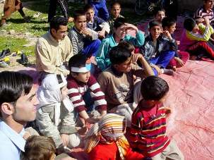 Une des classes organisées pour des jeunes à Katsbas, dans les environs de Chiraz, en Iran.