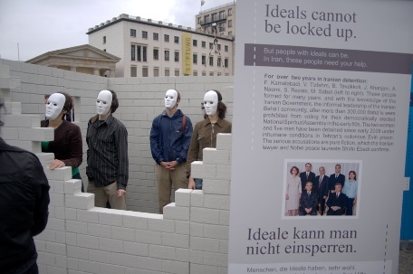 À Berlin, en Allemagne, une réplique de la cellule a été construite devant l’historique porte de Brandebourg pour attirer l’attention sur le cas des responsables bahá’ís emprisonnés en Iran.