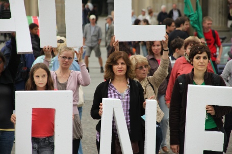 À Berlin, les militants des droits de l’homme de tous âges et milieux socioculturels réclament la liberté pour les prisonniers politique d’Iran.