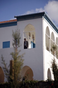 Au Manoir de Bahji, le dernier lieu de résidence terrestre de Baha’u’llah, un participant à la Convention prend quelques minutes de réflexion.