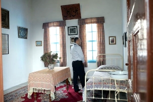 La visite de la chambre dans la Maison d’Abbud, où Bahá’u’lláh et sa famille ont vécu quelques temps, permet aux bahá’ís de mieux comprendre sa vie et son époque.