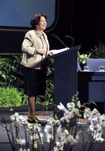 Madame Penny Walker, Conseillère internationale de la foi bahá’íe et Présidente de la 10ème Convention internationale a inauguré la session et a donné aux délégués les instructions pour le bon déroulement du vote