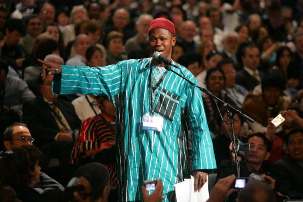 Un délégué du Bénin a partagé des expériences de son pays, puis notant que les Africains aimaient chanter à leurs réunions, il a entraîné les participants de la Convention à chanter avec lui une chanson bahá’íe facile à retenir !