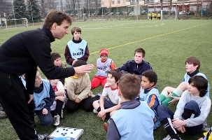 A Budapest, l’entraîneur Gabor Farkas parle à son équipe durant une pause au cours du match.