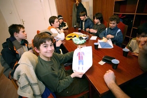 Lors des cours du samedi, les garçons se retrouvent pour des lectures, des discussions, des projets de service et d’autres activités. Ici, un garçon prénommé Attila montre un dessin qu’il a réalisé pour l’anniversaire d’un copain !