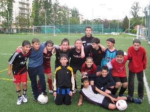 Les membres de l’équipe, qui sont âgés de 10 à 14 ans, jouent au foot deux fois par semaine et se retrouvent pour des cours dispensés deux fois par mois.
