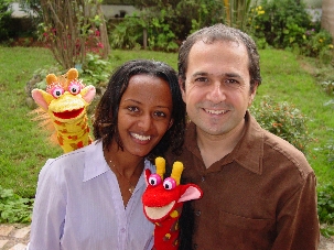 Bruktawit Tigabu et Shane Etzenhouser d’Éthiopie ont reçu une récompense décernée par le Prix jeunesse international afin d’aider à développer “Tsehai aime apprendre ”, leur programme télé pour les enfants.