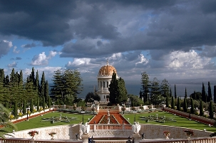 Le tombeau du Báb, sur le Mont Carmel à Haïfa en Israël, est entouré de jardins à la française et de terrasses. C’est une des deux propriétés bahá’íes majeures qui vient d’être inscrites, par l’UNESCO, sur la Liste du  patrimoine mondial de l’humanité.