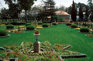 Des jardins à la française entourent le lieu de sépulture de Bahá’u’lláh, situé en dehors d’Acre, en Israël. Le nom de la propriété est Bahji, ce qui signifie 