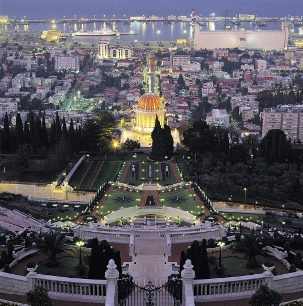 Les terrasses et les jardins entourant le Mausolée du Báb s’étendent sur plus d’un kilomètre sur le flanc du Mont Carmel. La propriété offre une vue plongeante vers la cité et la baie de Haïfa et au loin la mer Méditerranée.