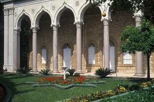 La colonnade et les jardins adjacents au tombeau du Báb à Haïfa, en Israël. L’endroit est le lieu de sépulture du Báb, l’un des fondateurs de la foi bahá’íe.